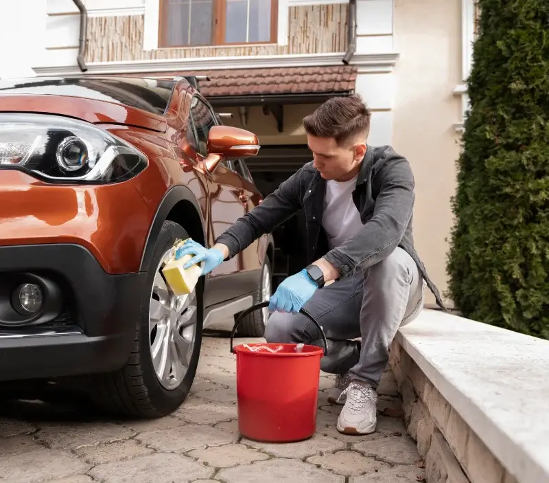 Lavage auto à domicile Bascous : professionnel intervenant sur un véhicule